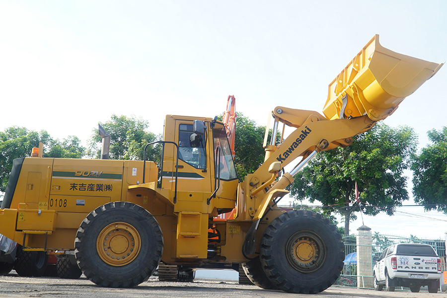 nên mua máy xúc lật cũ